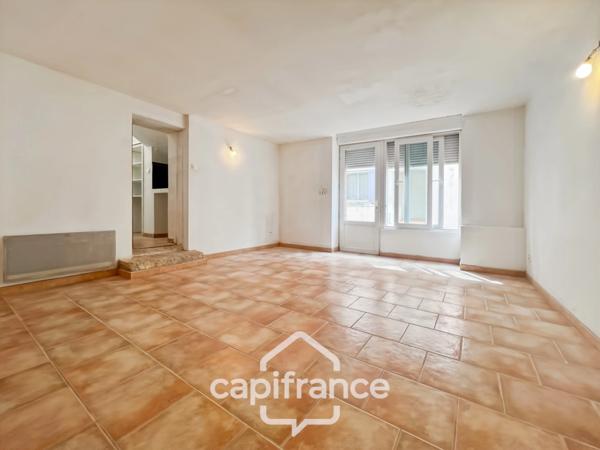 Projet sur Charleval : BAS DE MAISON de 57 m2 ,séjour cuisine , espace dinatoire , salle de bain à créer, garage .