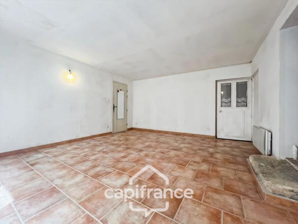 Projet sur Charleval : BAS DE MAISON de 57 m2 ,séjour cuisine , espace dinatoire , salle de bain à créer, garage .