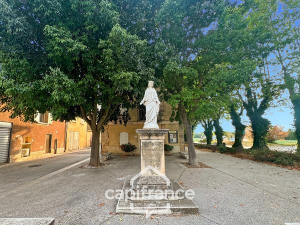 Projet sur Charleval : BAS DE MAISON de 57 m2 ,séjour cuisine , espace dinatoire , salle de bain à créer, garage .