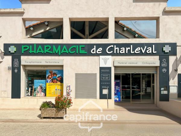 Projet sur Charleval : BAS DE MAISON de 57 m2 ,séjour cuisine , espace dinatoire , salle de bain à créer, garage .