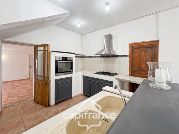 Projet sur Charleval : BAS DE MAISON de 57 m2 ,séjour cuisine , espace dinatoire , salle de bain à créer, garage .