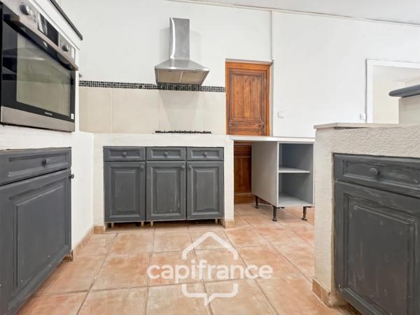 Projet sur Charleval : BAS DE MAISON de 57 m2 ,séjour cuisine , espace dinatoire , salle de bain à créer, garage .