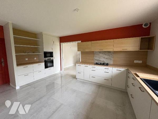 LE FAOU (29590), découvrez cette spacieuse maison avec vie de plain-pied comprenant : entrée, c...