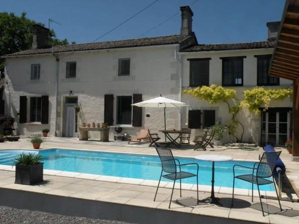Charmante maison en pierre de 5 chambres avec piscine creusée