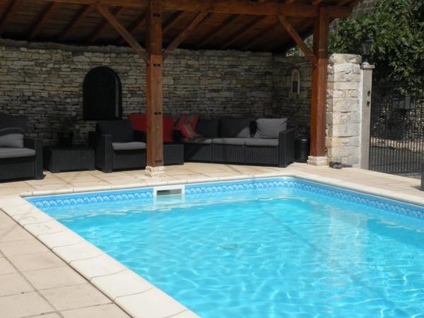 Charmante maison en pierre de 5 chambres avec piscine creusée
