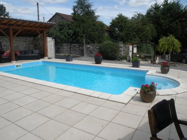 Charmante maison en pierre de 5 chambres avec piscine creusée