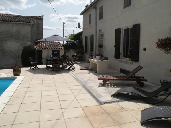 Charmante maison en pierre de 5 chambres avec piscine creusée
