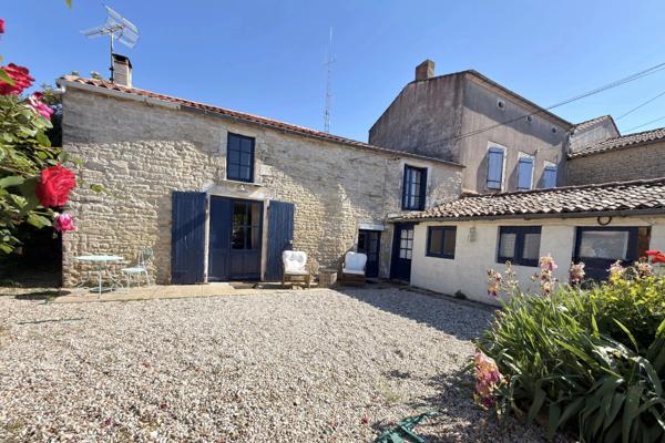 Charmante maison en pierre au cœur du village avec jardin et piscine hors-sol