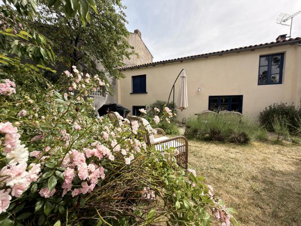 Charmante maison en pierre au cœur du village avec jardin et piscine hors-sol