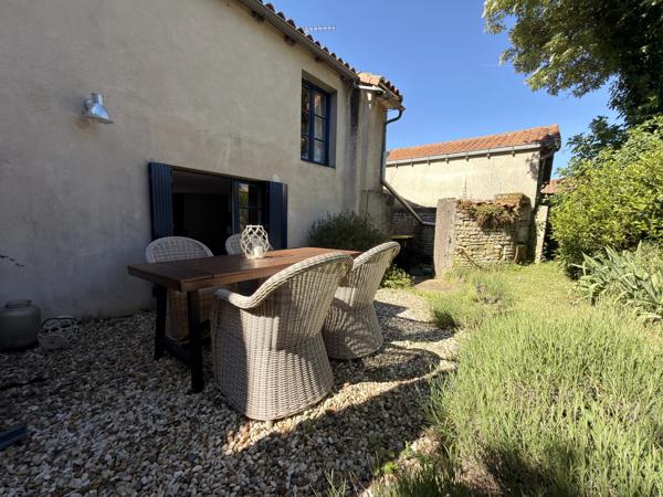 Charmante maison en pierre au cœur du village avec jardin et piscine hors-sol
