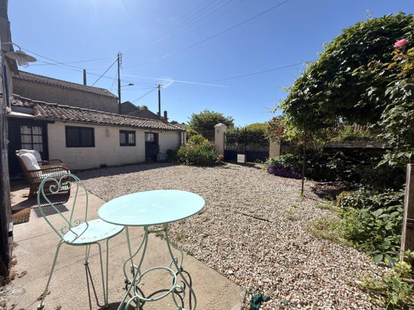 Charmante maison en pierre au cœur du village avec jardin et piscine hors-sol