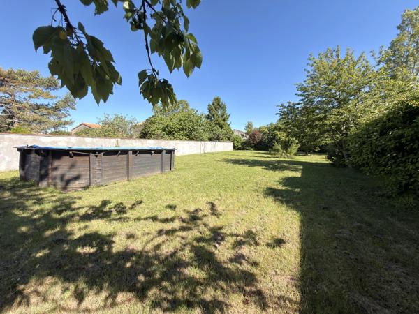 Charmante maison en pierre au cœur du village avec jardin et piscine hors-sol
