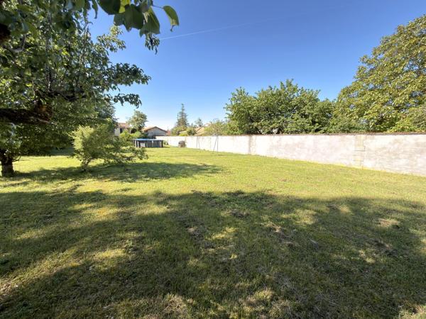 Charmante maison en pierre au cœur du village avec jardin et piscine hors-sol