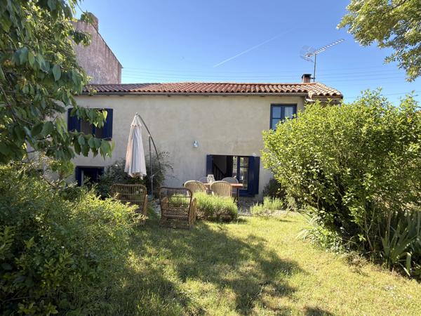 Charmante maison en pierre au cœur du village avec jardin et piscine hors-sol