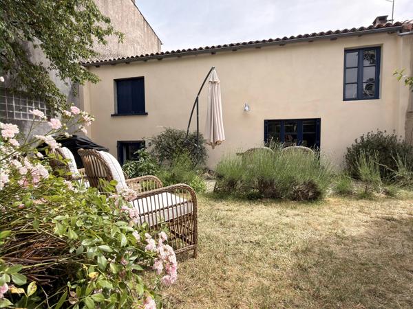 Charmante maison en pierre au cœur du village avec jardin et piscine hors-sol