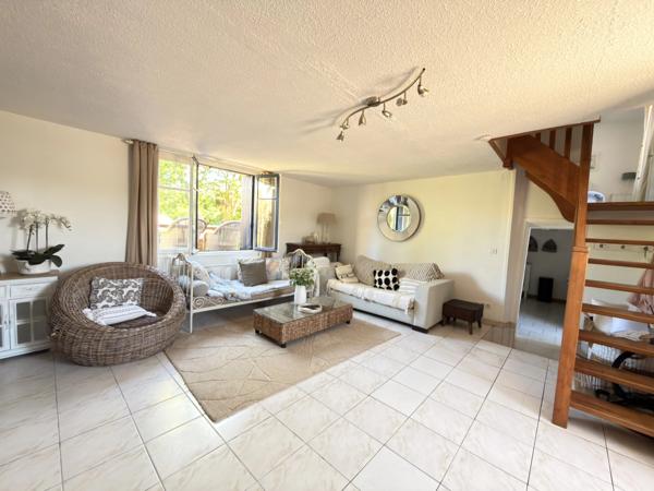 Charmante maison en pierre au cœur du village avec jardin et piscine hors-sol