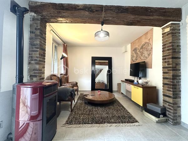 Située dans un environnement calme et recherché de Cannes-Écluse, cette charmante maison de 87 m² avec cour saura vous séduire par son agencement fonctionnel et ses beaux volumes.

Au rez-de-chaussée, vous découvrirez une cuisine semi-ouverte, aménagée et équipée, ouverte sur une agréable salle à manger, un salon lumineux, un espace bureau idéal pour le télétravail ou une salle de jeux, ainsi qu’un WC indépendant.

À l’étage, l’espace nuit se compose de trois chambres confortables et d’une salle de bains, offrant un cadre de vie idéal pour une famille.

À l’extérieur, vous profiterez d’une cour privative, parfaite pour les repas en plein air, les moments de détente ou pour aménager un espace convivial.

Les atouts :

* Maison de 87 m²
* Cuisine aménagée et équipée
* 3 chambres
* Espace bureau
* Cour privative
* Secteur calme et agréable 
* Poêle à granule

Idéalement située à Cannes-Écluse, la maison bénéficie de la proximité des écoles maternelle et primaire, des commerces de proximité et des services du quotidien. La gare de Montereau-Fault-Yonne, accessible en quelques minutes, permet de rejoindre Paris Gare de Lyon en environ une heure, un véritable atout pour les actifs. Les axes routiers principaux (A5 et D606) sont également rapidement accessibles, facilitant vos déplacements.

Une maison fonctionnelle et chaleureuse, idéale pour une famille ou un premier achat. À visiter sans tarder !