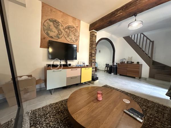 Située dans un environnement calme et recherché de Cannes-Écluse, cette charmante maison de 87 m² avec cour saura vous séduire par son agencement fonctionnel et ses beaux volumes.

Au rez-de-chaussée, vous découvrirez une cuisine semi-ouverte, aménagée et équipée, ouverte sur une agréable salle à manger, un salon lumineux, un espace bureau idéal pour le télétravail ou une salle de jeux, ainsi qu’un WC indépendant.

À l’étage, l’espace nuit se compose de trois chambres confortables et d’une salle de bains, offrant un cadre de vie idéal pour une famille.

À l’extérieur, vous profiterez d’une cour privative, parfaite pour les repas en plein air, les moments de détente ou pour aménager un espace convivial.

Les atouts :

* Maison de 87 m²
* Cuisine aménagée et équipée
* 3 chambres
* Espace bureau
* Cour privative
* Secteur calme et agréable 
* Poêle à granule

Idéalement située à Cannes-Écluse, la maison bénéficie de la proximité des écoles maternelle et primaire, des commerces de proximité et des services du quotidien. La gare de Montereau-Fault-Yonne, accessible en quelques minutes, permet de rejoindre Paris Gare de Lyon en environ une heure, un véritable atout pour les actifs. Les axes routiers principaux (A5 et D606) sont également rapidement accessibles, facilitant vos déplacements.

Une maison fonctionnelle et chaleureuse, idéale pour une famille ou un premier achat. À visiter sans tarder !