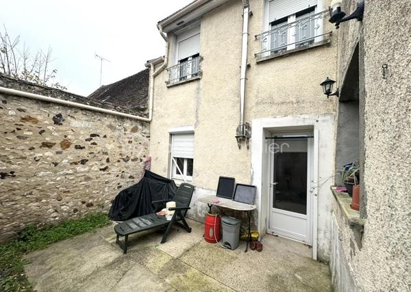 Située dans un environnement calme et recherché de Cannes-Écluse, cette charmante maison de 87 m² avec cour saura vous séduire par son agencement fonctionnel et ses beaux volumes.

Au rez-de-chaussée, vous découvrirez une cuisine semi-ouverte, aménagée et équipée, ouverte sur une agréable salle à manger, un salon lumineux, un espace bureau idéal pour le télétravail ou une salle de jeux, ainsi qu’un WC indépendant.

À l’étage, l’espace nuit se compose de trois chambres confortables et d’une salle de bains, offrant un cadre de vie idéal pour une famille.

À l’extérieur, vous profiterez d’une cour privative, parfaite pour les repas en plein air, les moments de détente ou pour aménager un espace convivial.

Les atouts :

* Maison de 87 m²
* Cuisine aménagée et équipée
* 3 chambres
* Espace bureau
* Cour privative
* Secteur calme et agréable 
* Poêle à granule

Idéalement située à Cannes-Écluse, la maison bénéficie de la proximité des écoles maternelle et primaire, des commerces de proximité et des services du quotidien. La gare de Montereau-Fault-Yonne, accessible en quelques minutes, permet de rejoindre Paris Gare de Lyon en environ une heure, un véritable atout pour les actifs. Les axes routiers principaux (A5 et D606) sont également rapidement accessibles, facilitant vos déplacements.

Une maison fonctionnelle et chaleureuse, idéale pour une famille ou un premier achat. À visiter sans tarder !