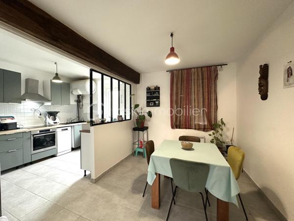 Située dans un environnement calme et recherché de Cannes-Écluse, cette charmante maison de 87 m² avec cour saura vous séduire par son agencement fonctionnel et ses beaux volumes.

Au rez-de-chaussée, vous découvrirez une cuisine semi-ouverte, aménagée et équipée, ouverte sur une agréable salle à manger, un salon lumineux, un espace bureau idéal pour le télétravail ou une salle de jeux, ainsi qu’un WC indépendant.

À l’étage, l’espace nuit se compose de trois chambres confortables et d’une salle de bains, offrant un cadre de vie idéal pour une famille.

À l’extérieur, vous profiterez d’une cour privative, parfaite pour les repas en plein air, les moments de détente ou pour aménager un espace convivial.

Les atouts :

* Maison de 87 m²
* Cuisine aménagée et équipée
* 3 chambres
* Espace bureau
* Cour privative
* Secteur calme et agréable 
* Poêle à granule

Idéalement située à Cannes-Écluse, la maison bénéficie de la proximité des écoles maternelle et primaire, des commerces de proximité et des services du quotidien. La gare de Montereau-Fault-Yonne, accessible en quelques minutes, permet de rejoindre Paris Gare de Lyon en environ une heure, un véritable atout pour les actifs. Les axes routiers principaux (A5 et D606) sont également rapidement accessibles, facilitant vos déplacements.

Une maison fonctionnelle et chaleureuse, idéale pour une famille ou un premier achat. À visiter sans tarder !
