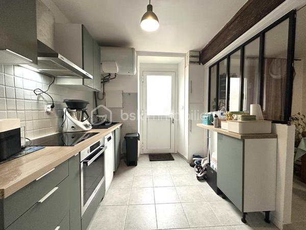 Située dans un environnement calme et recherché de Cannes-Écluse, cette charmante maison de 87 m² avec cour saura vous séduire par son agencement fonctionnel et ses beaux volumes.

Au rez-de-chaussée, vous découvrirez une cuisine semi-ouverte, aménagée et équipée, ouverte sur une agréable salle à manger, un salon lumineux, un espace bureau idéal pour le télétravail ou une salle de jeux, ainsi qu’un WC indépendant.

À l’étage, l’espace nuit se compose de trois chambres confortables et d’une salle de bains, offrant un cadre de vie idéal pour une famille.

À l’extérieur, vous profiterez d’une cour privative, parfaite pour les repas en plein air, les moments de détente ou pour aménager un espace convivial.

Les atouts :

* Maison de 87 m²
* Cuisine aménagée et équipée
* 3 chambres
* Espace bureau
* Cour privative
* Secteur calme et agréable 
* Poêle à granule

Idéalement située à Cannes-Écluse, la maison bénéficie de la proximité des écoles maternelle et primaire, des commerces de proximité et des services du quotidien. La gare de Montereau-Fault-Yonne, accessible en quelques minutes, permet de rejoindre Paris Gare de Lyon en environ une heure, un véritable atout pour les actifs. Les axes routiers principaux (A5 et D606) sont également rapidement accessibles, facilitant vos déplacements.

Une maison fonctionnelle et chaleureuse, idéale pour une famille ou un premier achat. À visiter sans tarder !