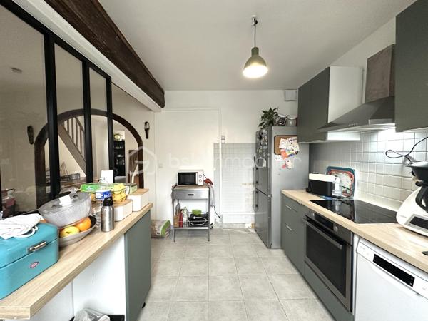 Située dans un environnement calme et recherché de Cannes-Écluse, cette charmante maison de 87 m² avec cour saura vous séduire par son agencement fonctionnel et ses beaux volumes.

Au rez-de-chaussée, vous découvrirez une cuisine semi-ouverte, aménagée et équipée, ouverte sur une agréable salle à manger, un salon lumineux, un espace bureau idéal pour le télétravail ou une salle de jeux, ainsi qu’un WC indépendant.

À l’étage, l’espace nuit se compose de trois chambres confortables et d’une salle de bains, offrant un cadre de vie idéal pour une famille.

À l’extérieur, vous profiterez d’une cour privative, parfaite pour les repas en plein air, les moments de détente ou pour aménager un espace convivial.

Les atouts :

* Maison de 87 m²
* Cuisine aménagée et équipée
* 3 chambres
* Espace bureau
* Cour privative
* Secteur calme et agréable 
* Poêle à granule

Idéalement située à Cannes-Écluse, la maison bénéficie de la proximité des écoles maternelle et primaire, des commerces de proximité et des services du quotidien. La gare de Montereau-Fault-Yonne, accessible en quelques minutes, permet de rejoindre Paris Gare de Lyon en environ une heure, un véritable atout pour les actifs. Les axes routiers principaux (A5 et D606) sont également rapidement accessibles, facilitant vos déplacements.

Une maison fonctionnelle et chaleureuse, idéale pour une famille ou un premier achat. À visiter sans tarder !
