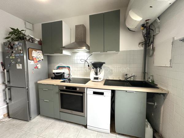 Située dans un environnement calme et recherché de Cannes-Écluse, cette charmante maison de 87 m² avec cour saura vous séduire par son agencement fonctionnel et ses beaux volumes.

Au rez-de-chaussée, vous découvrirez une cuisine semi-ouverte, aménagée et équipée, ouverte sur une agréable salle à manger, un salon lumineux, un espace bureau idéal pour le télétravail ou une salle de jeux, ainsi qu’un WC indépendant.

À l’étage, l’espace nuit se compose de trois chambres confortables et d’une salle de bains, offrant un cadre de vie idéal pour une famille.

À l’extérieur, vous profiterez d’une cour privative, parfaite pour les repas en plein air, les moments de détente ou pour aménager un espace convivial.

Les atouts :

* Maison de 87 m²
* Cuisine aménagée et équipée
* 3 chambres
* Espace bureau
* Cour privative
* Secteur calme et agréable 
* Poêle à granule

Idéalement située à Cannes-Écluse, la maison bénéficie de la proximité des écoles maternelle et primaire, des commerces de proximité et des services du quotidien. La gare de Montereau-Fault-Yonne, accessible en quelques minutes, permet de rejoindre Paris Gare de Lyon en environ une heure, un véritable atout pour les actifs. Les axes routiers principaux (A5 et D606) sont également rapidement accessibles, facilitant vos déplacements.

Une maison fonctionnelle et chaleureuse, idéale pour une famille ou un premier achat. À visiter sans tarder !