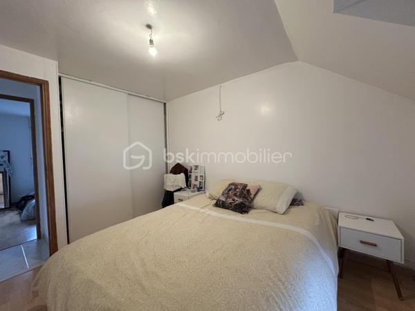 Située dans un environnement calme et recherché de Cannes-Écluse, cette charmante maison de 87 m² avec cour saura vous séduire par son agencement fonctionnel et ses beaux volumes.

Au rez-de-chaussée, vous découvrirez une cuisine semi-ouverte, aménagée et équipée, ouverte sur une agréable salle à manger, un salon lumineux, un espace bureau idéal pour le télétravail ou une salle de jeux, ainsi qu’un WC indépendant.

À l’étage, l’espace nuit se compose de trois chambres confortables et d’une salle de bains, offrant un cadre de vie idéal pour une famille.

À l’extérieur, vous profiterez d’une cour privative, parfaite pour les repas en plein air, les moments de détente ou pour aménager un espace convivial.

Les atouts :

* Maison de 87 m²
* Cuisine aménagée et équipée
* 3 chambres
* Espace bureau
* Cour privative
* Secteur calme et agréable 
* Poêle à granule

Idéalement située à Cannes-Écluse, la maison bénéficie de la proximité des écoles maternelle et primaire, des commerces de proximité et des services du quotidien. La gare de Montereau-Fault-Yonne, accessible en quelques minutes, permet de rejoindre Paris Gare de Lyon en environ une heure, un véritable atout pour les actifs. Les axes routiers principaux (A5 et D606) sont également rapidement accessibles, facilitant vos déplacements.

Une maison fonctionnelle et chaleureuse, idéale pour une famille ou un premier achat. À visiter sans tarder !