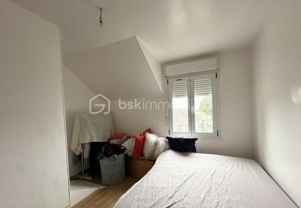 Située dans un environnement calme et recherché de Cannes-Écluse, cette charmante maison de 87 m² avec cour saura vous séduire par son agencement fonctionnel et ses beaux volumes.

Au rez-de-chaussée, vous découvrirez une cuisine semi-ouverte, aménagée et équipée, ouverte sur une agréable salle à manger, un salon lumineux, un espace bureau idéal pour le télétravail ou une salle de jeux, ainsi qu’un WC indépendant.

À l’étage, l’espace nuit se compose de trois chambres confortables et d’une salle de bains, offrant un cadre de vie idéal pour une famille.

À l’extérieur, vous profiterez d’une cour privative, parfaite pour les repas en plein air, les moments de détente ou pour aménager un espace convivial.

Les atouts :

* Maison de 87 m²
* Cuisine aménagée et équipée
* 3 chambres
* Espace bureau
* Cour privative
* Secteur calme et agréable 
* Poêle à granule

Idéalement située à Cannes-Écluse, la maison bénéficie de la proximité des écoles maternelle et primaire, des commerces de proximité et des services du quotidien. La gare de Montereau-Fault-Yonne, accessible en quelques minutes, permet de rejoindre Paris Gare de Lyon en environ une heure, un véritable atout pour les actifs. Les axes routiers principaux (A5 et D606) sont également rapidement accessibles, facilitant vos déplacements.

Une maison fonctionnelle et chaleureuse, idéale pour une famille ou un premier achat. À visiter sans tarder !