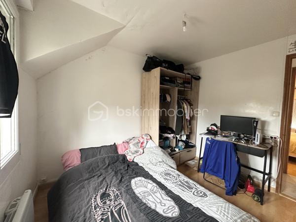 Située dans un environnement calme et recherché de Cannes-Écluse, cette charmante maison de 87 m² avec cour saura vous séduire par son agencement fonctionnel et ses beaux volumes.

Au rez-de-chaussée, vous découvrirez une cuisine semi-ouverte, aménagée et équipée, ouverte sur une agréable salle à manger, un salon lumineux, un espace bureau idéal pour le télétravail ou une salle de jeux, ainsi qu’un WC indépendant.

À l’étage, l’espace nuit se compose de trois chambres confortables et d’une salle de bains, offrant un cadre de vie idéal pour une famille.

À l’extérieur, vous profiterez d’une cour privative, parfaite pour les repas en plein air, les moments de détente ou pour aménager un espace convivial.

Les atouts :

* Maison de 87 m²
* Cuisine aménagée et équipée
* 3 chambres
* Espace bureau
* Cour privative
* Secteur calme et agréable 
* Poêle à granule

Idéalement située à Cannes-Écluse, la maison bénéficie de la proximité des écoles maternelle et primaire, des commerces de proximité et des services du quotidien. La gare de Montereau-Fault-Yonne, accessible en quelques minutes, permet de rejoindre Paris Gare de Lyon en environ une heure, un véritable atout pour les actifs. Les axes routiers principaux (A5 et D606) sont également rapidement accessibles, facilitant vos déplacements.

Une maison fonctionnelle et chaleureuse, idéale pour une famille ou un premier achat. À visiter sans tarder !