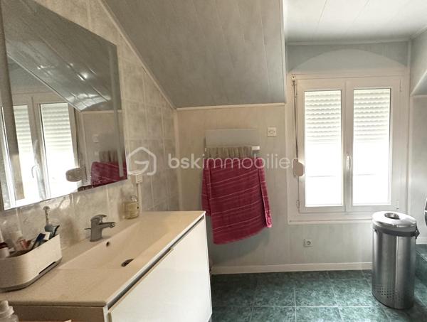 Située dans un environnement calme et recherché de Cannes-Écluse, cette charmante maison de 87 m² avec cour saura vous séduire par son agencement fonctionnel et ses beaux volumes.

Au rez-de-chaussée, vous découvrirez une cuisine semi-ouverte, aménagée et équipée, ouverte sur une agréable salle à manger, un salon lumineux, un espace bureau idéal pour le télétravail ou une salle de jeux, ainsi qu’un WC indépendant.

À l’étage, l’espace nuit se compose de trois chambres confortables et d’une salle de bains, offrant un cadre de vie idéal pour une famille.

À l’extérieur, vous profiterez d’une cour privative, parfaite pour les repas en plein air, les moments de détente ou pour aménager un espace convivial.

Les atouts :

* Maison de 87 m²
* Cuisine aménagée et équipée
* 3 chambres
* Espace bureau
* Cour privative
* Secteur calme et agréable 
* Poêle à granule

Idéalement située à Cannes-Écluse, la maison bénéficie de la proximité des écoles maternelle et primaire, des commerces de proximité et des services du quotidien. La gare de Montereau-Fault-Yonne, accessible en quelques minutes, permet de rejoindre Paris Gare de Lyon en environ une heure, un véritable atout pour les actifs. Les axes routiers principaux (A5 et D606) sont également rapidement accessibles, facilitant vos déplacements.

Une maison fonctionnelle et chaleureuse, idéale pour une famille ou un premier achat. À visiter sans tarder !