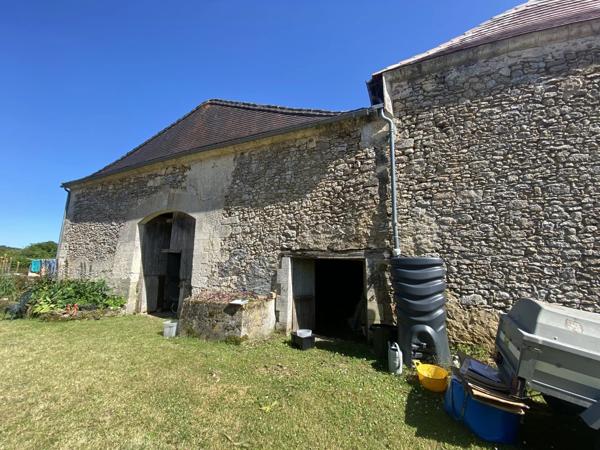 Propriété en pierre avec dépendance à proximité d'une ville animée