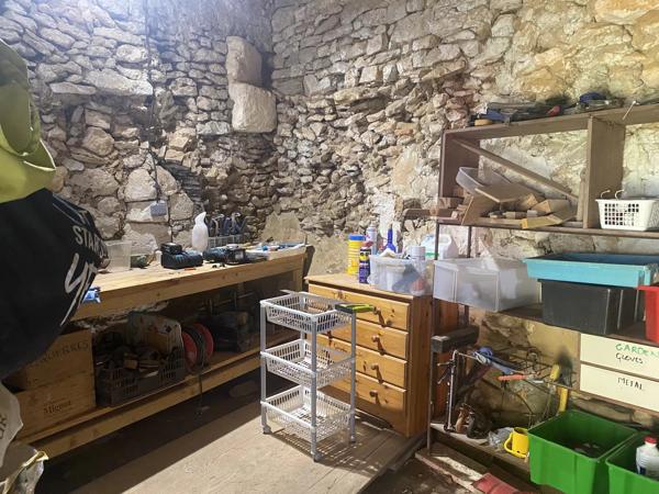 Propriété en pierre avec dépendance à proximité d'une ville animée