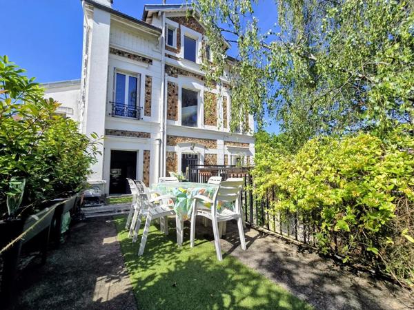 Vente                                                      Propriété
                        
                     12 pièces                      221 m2                     à Nogent-sur-Marne
