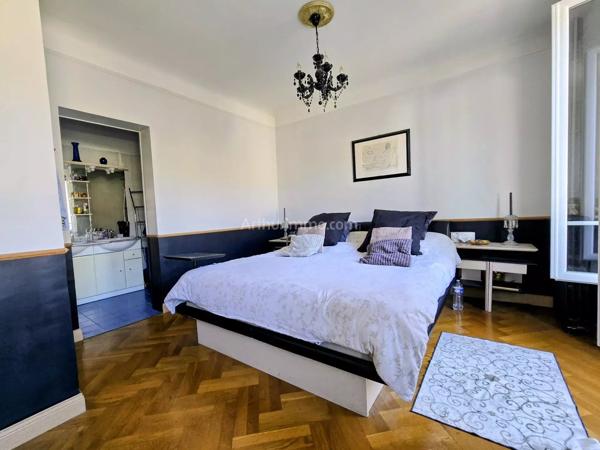 Vente                                                      Propriété
                        
                     12 pièces                      221 m2                     à Nogent-sur-Marne