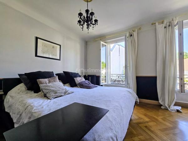 Vente                                                      Propriété
                        
                     12 pièces                      221 m2                     à Nogent-sur-Marne