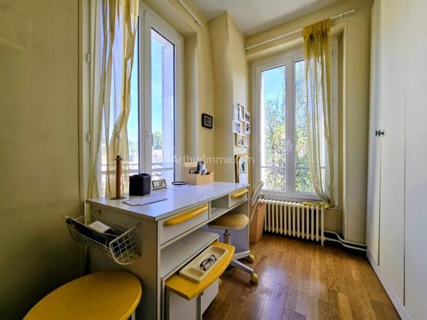 Vente                                                      Propriété
                        
                     12 pièces                      221 m2                     à Nogent-sur-Marne