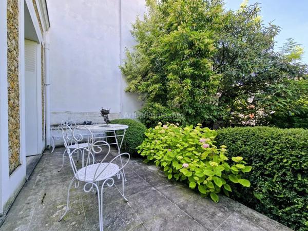 Vente                                                      Propriété
                        
                     12 pièces                      221 m2                     à Nogent-sur-Marne