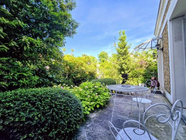 Vente                                                      Propriété
                        
                     12 pièces                      221 m2                     à Nogent-sur-Marne