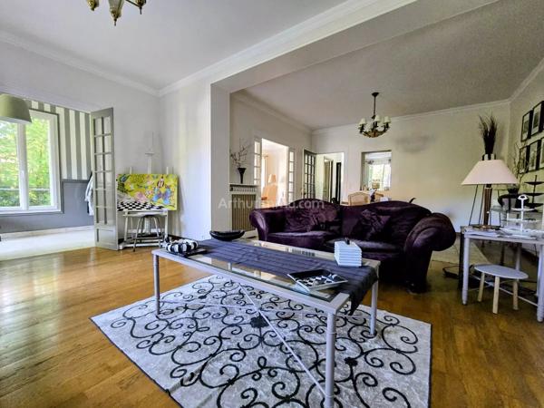 Vente                                                      Propriété
                        
                     12 pièces                      221 m2                     à Nogent-sur-Marne