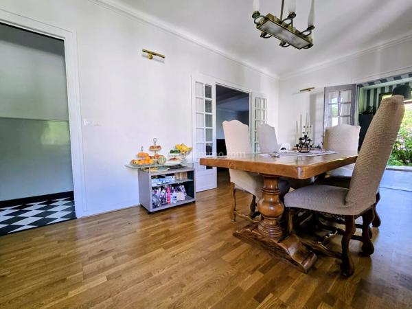 Vente                                                      Propriété
                        
                     12 pièces                      221 m2                     à Nogent-sur-Marne