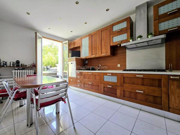 Vente                                                      Propriété
                        
                     12 pièces                      221 m2                     à Nogent-sur-Marne
