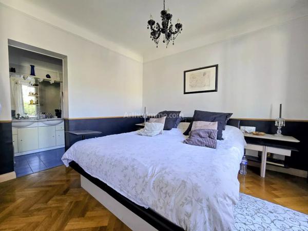 Vente                                                      Propriété
                        
                     12 pièces                      221 m2                     à Nogent-sur-Marne