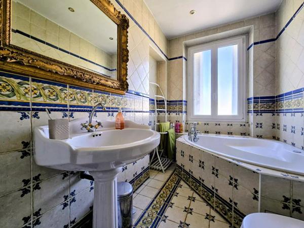 Vente                                                      Propriété
                        
                     12 pièces                      221 m2                     à Nogent-sur-Marne