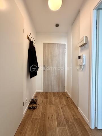 Situé dans la ville de Villepinte, au sein d'une petite copropriété, proche de toutes commodités.

Venez découvrir ce charmant appartement SANS TRAVAUX À PRÉVOIR construit en 2019 de type F2 mesurant 37m² situé au 1er étage sur 4 (avec ascenseur), il se compose d'une entrée desservant un salon avec cuisine ouverte de 16m² donnant sur un balcon de 5m², une chambre de 12m² et une salle de bains avec WC.

Une place de parking située au sous sol vient compléter le bien.

Taxe foncière : 1146€
Charges de copropriété : 110€ / Mois (Entretien des parties communes, eau froide)

Bonus :
- Norme PMR
- Fenêtres double vitrage PVC
- Volets roulant PVC
- Tableau électrique OK
- Fibre
- Interphone avec visio
- Local vélos et poussettes
- Caméras dans les parties communes

Commodités :
- Boulangerie, pharmacie, Franprix, G20, banques à 2min à pied
- Carrefour Tremblay et Auchan Villepinte à 5min à pied
- Aéroville à 20min en voiture
- RER B Villepinte (Vert Galant) et Bus à 200m
- A104 à 5min et N3, A1 à 10min
- Aéroport Roissy Charles de Gaulle à 20min
- Metro Ligne 16 prévu pour 2030
- Crèches à 5min à pied 
- Maternelle, primaire et collège à 10min à pied
- Lycée 10min en voiture

Disponible 7jrs/7 n'hésitez pas à me contacter pour faire une visite ou avoir plus d'infos concernant ce bien.

>> 100% OUVERT AU PARTAGE INTER AGENCE !! <<