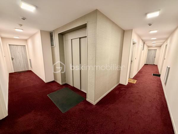 Situé dans la ville de Villepinte, au sein d'une petite copropriété, proche de toutes commodités.

Venez découvrir ce charmant appartement SANS TRAVAUX À PRÉVOIR construit en 2019 de type F2 mesurant 37m² situé au 1er étage sur 4 (avec ascenseur), il se compose d'une entrée desservant un salon avec cuisine ouverte de 16m² donnant sur un balcon de 5m², une chambre de 12m² et une salle de bains avec WC.

Une place de parking située au sous sol vient compléter le bien.

Taxe foncière : 1146€
Charges de copropriété : 110€ / Mois (Entretien des parties communes, eau froide)

Bonus :
- Norme PMR
- Fenêtres double vitrage PVC
- Volets roulant PVC
- Tableau électrique OK
- Fibre
- Interphone avec visio
- Local vélos et poussettes
- Caméras dans les parties communes

Commodités :
- Boulangerie, pharmacie, Franprix, G20, banques à 2min à pied
- Carrefour Tremblay et Auchan Villepinte à 5min à pied
- Aéroville à 20min en voiture
- RER B Villepinte (Vert Galant) et Bus à 200m
- A104 à 5min et N3, A1 à 10min
- Aéroport Roissy Charles de Gaulle à 20min
- Metro Ligne 16 prévu pour 2030
- Crèches à 5min à pied 
- Maternelle, primaire et collège à 10min à pied
- Lycée 10min en voiture

Disponible 7jrs/7 n'hésitez pas à me contacter pour faire une visite ou avoir plus d'infos concernant ce bien.

>> 100% OUVERT AU PARTAGE INTER AGENCE !! <<