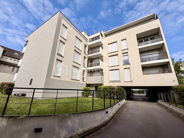 Situé dans la ville de Villepinte, au sein d'une petite copropriété, proche de toutes commodités.

Venez découvrir ce charmant appartement SANS TRAVAUX À PRÉVOIR construit en 2019 de type F2 mesurant 37m² situé au 1er étage sur 4 (avec ascenseur), il se compose d'une entrée desservant un salon avec cuisine ouverte de 16m² donnant sur un balcon de 5m², une chambre de 12m² et une salle de bains avec WC.

Une place de parking située au sous sol vient compléter le bien.

Taxe foncière : 1146€
Charges de copropriété : 110€ / Mois (Entretien des parties communes, eau froide)

Bonus :
- Norme PMR
- Fenêtres double vitrage PVC
- Volets roulant PVC
- Tableau électrique OK
- Fibre
- Interphone avec visio
- Local vélos et poussettes
- Caméras dans les parties communes

Commodités :
- Boulangerie, pharmacie, Franprix, G20, banques à 2min à pied
- Carrefour Tremblay et Auchan Villepinte à 5min à pied
- Aéroville à 20min en voiture
- RER B Villepinte (Vert Galant) et Bus à 200m
- A104 à 5min et N3, A1 à 10min
- Aéroport Roissy Charles de Gaulle à 20min
- Metro Ligne 16 prévu pour 2030
- Crèches à 5min à pied 
- Maternelle, primaire et collège à 10min à pied
- Lycée 10min en voiture

Disponible 7jrs/7 n'hésitez pas à me contacter pour faire une visite ou avoir plus d'infos concernant ce bien.

>> 100% OUVERT AU PARTAGE INTER AGENCE !! <<