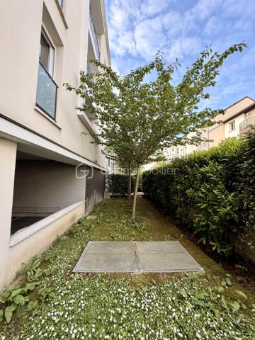 Situé dans la ville de Villepinte, au sein d'une petite copropriété, proche de toutes commodités.

Venez découvrir ce charmant appartement SANS TRAVAUX À PRÉVOIR construit en 2019 de type F2 mesurant 37m² situé au 1er étage sur 4 (avec ascenseur), il se compose d'une entrée desservant un salon avec cuisine ouverte de 16m² donnant sur un balcon de 5m², une chambre de 12m² et une salle de bains avec WC.

Une place de parking située au sous sol vient compléter le bien.

Taxe foncière : 1146€
Charges de copropriété : 110€ / Mois (Entretien des parties communes, eau froide)

Bonus :
- Norme PMR
- Fenêtres double vitrage PVC
- Volets roulant PVC
- Tableau électrique OK
- Fibre
- Interphone avec visio
- Local vélos et poussettes
- Caméras dans les parties communes

Commodités :
- Boulangerie, pharmacie, Franprix, G20, banques à 2min à pied
- Carrefour Tremblay et Auchan Villepinte à 5min à pied
- Aéroville à 20min en voiture
- RER B Villepinte (Vert Galant) et Bus à 200m
- A104 à 5min et N3, A1 à 10min
- Aéroport Roissy Charles de Gaulle à 20min
- Metro Ligne 16 prévu pour 2030
- Crèches à 5min à pied 
- Maternelle, primaire et collège à 10min à pied
- Lycée 10min en voiture

Disponible 7jrs/7 n'hésitez pas à me contacter pour faire une visite ou avoir plus d'infos concernant ce bien.

>> 100% OUVERT AU PARTAGE INTER AGENCE !! <<