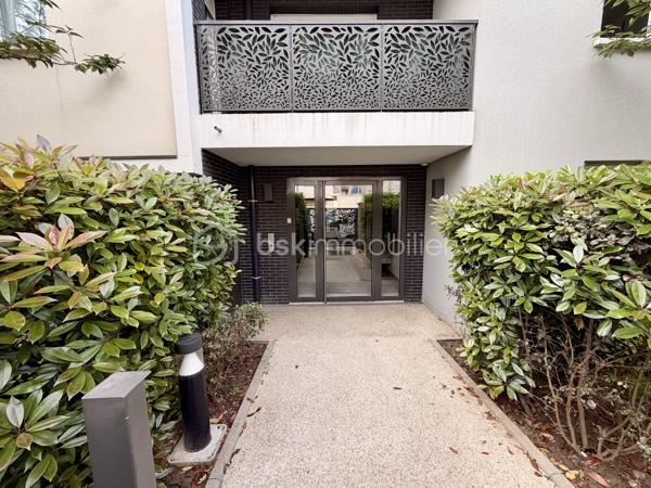 Situé dans la ville de Villepinte, au sein d'une petite copropriété, proche de toutes commodités.

Venez découvrir ce charmant appartement SANS TRAVAUX À PRÉVOIR construit en 2019 de type F2 mesurant 37m² situé au 1er étage sur 4 (avec ascenseur), il se compose d'une entrée desservant un salon avec cuisine ouverte de 16m² donnant sur un balcon de 5m², une chambre de 12m² et une salle de bains avec WC.

Une place de parking située au sous sol vient compléter le bien.

Taxe foncière : 1146€
Charges de copropriété : 110€ / Mois (Entretien des parties communes, eau froide)

Bonus :
- Norme PMR
- Fenêtres double vitrage PVC
- Volets roulant PVC
- Tableau électrique OK
- Fibre
- Interphone avec visio
- Local vélos et poussettes
- Caméras dans les parties communes

Commodités :
- Boulangerie, pharmacie, Franprix, G20, banques à 2min à pied
- Carrefour Tremblay et Auchan Villepinte à 5min à pied
- Aéroville à 20min en voiture
- RER B Villepinte (Vert Galant) et Bus à 200m
- A104 à 5min et N3, A1 à 10min
- Aéroport Roissy Charles de Gaulle à 20min
- Metro Ligne 16 prévu pour 2030
- Crèches à 5min à pied 
- Maternelle, primaire et collège à 10min à pied
- Lycée 10min en voiture

Disponible 7jrs/7 n'hésitez pas à me contacter pour faire une visite ou avoir plus d'infos concernant ce bien.

>> 100% OUVERT AU PARTAGE INTER AGENCE !! <<