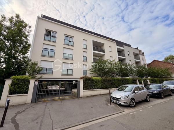 Situé dans la ville de Villepinte, au sein d'une petite copropriété, proche de toutes commodités.

Venez découvrir ce charmant appartement SANS TRAVAUX À PRÉVOIR construit en 2019 de type F2 mesurant 37m² situé au 1er étage sur 4 (avec ascenseur), il se compose d'une entrée desservant un salon avec cuisine ouverte de 16m² donnant sur un balcon de 5m², une chambre de 12m² et une salle de bains avec WC.

Une place de parking située au sous sol vient compléter le bien.

Taxe foncière : 1146€
Charges de copropriété : 110€ / Mois (Entretien des parties communes, eau froide)

Bonus :
- Norme PMR
- Fenêtres double vitrage PVC
- Volets roulant PVC
- Tableau électrique OK
- Fibre
- Interphone avec visio
- Local vélos et poussettes
- Caméras dans les parties communes

Commodités :
- Boulangerie, pharmacie, Franprix, G20, banques à 2min à pied
- Carrefour Tremblay et Auchan Villepinte à 5min à pied
- Aéroville à 20min en voiture
- RER B Villepinte (Vert Galant) et Bus à 200m
- A104 à 5min et N3, A1 à 10min
- Aéroport Roissy Charles de Gaulle à 20min
- Metro Ligne 16 prévu pour 2030
- Crèches à 5min à pied 
- Maternelle, primaire et collège à 10min à pied
- Lycée 10min en voiture

Disponible 7jrs/7 n'hésitez pas à me contacter pour faire une visite ou avoir plus d'infos concernant ce bien.

>> 100% OUVERT AU PARTAGE INTER AGENCE !! <<